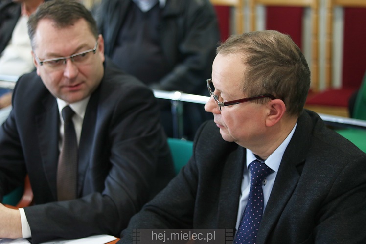 Wyjątkowa sesja Rady Miejskiej na fotografiach: od uroczystości po kulisy