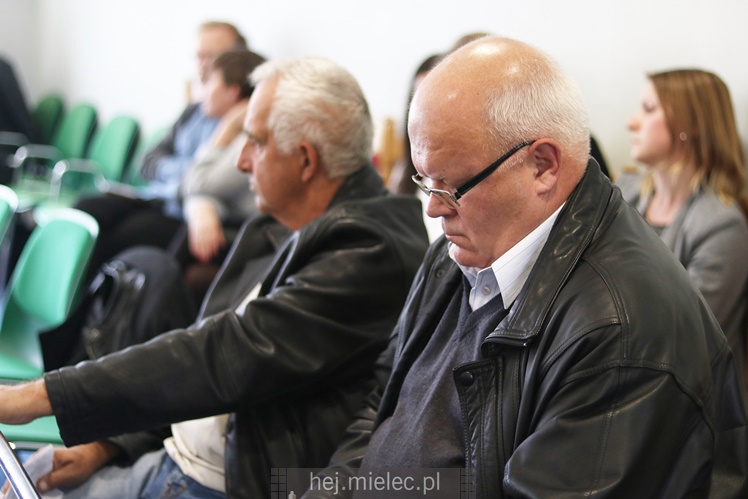 Wyjątkowa sesja Rady Miejskiej na fotografiach: od uroczystości po kulisy