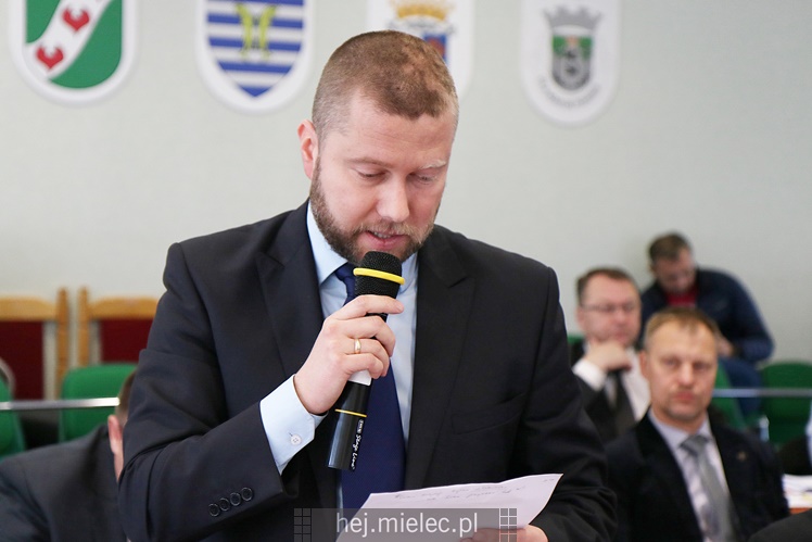 Wyjątkowa sesja Rady Miejskiej na fotografiach: od uroczystości po kulisy