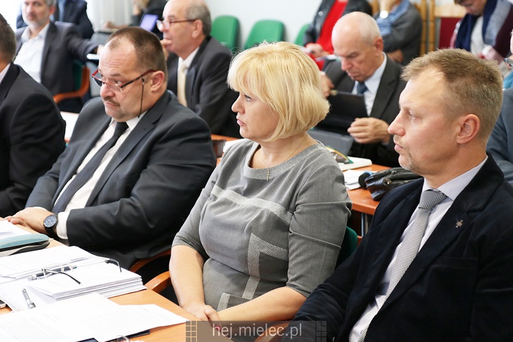 Wyjątkowa sesja Rady Miejskiej na fotografiach: od uroczystości po kulisy