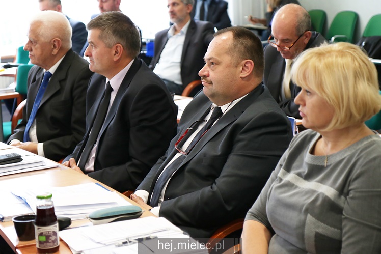 Wyjątkowa sesja Rady Miejskiej na fotografiach: od uroczystości po kulisy