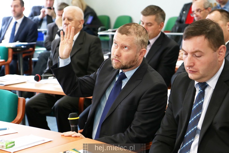 Wyjątkowa sesja Rady Miejskiej na fotografiach: od uroczystości po kulisy