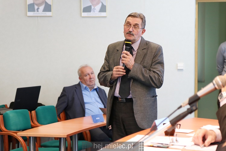 Wyjątkowa sesja Rady Miejskiej na fotografiach: od uroczystości po kulisy