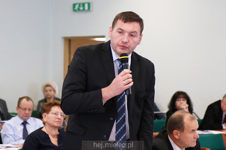 Wyjątkowa sesja Rady Miejskiej na fotografiach: od uroczystości po kulisy