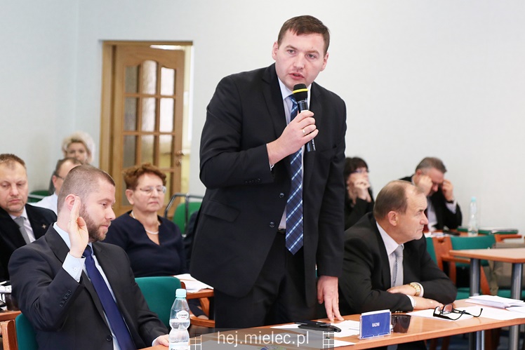 Wyjątkowa sesja Rady Miejskiej na fotografiach: od uroczystości po kulisy