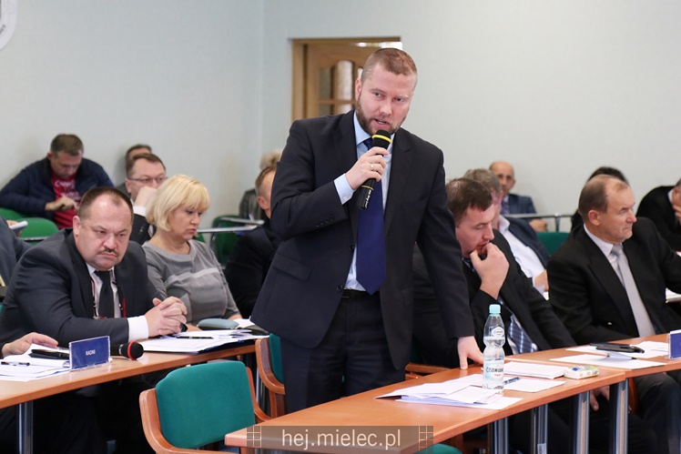 Wyjątkowa sesja Rady Miejskiej na fotografiach: od uroczystości po kulisy