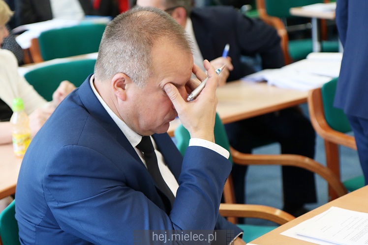 Wyjątkowa sesja Rady Miejskiej na fotografiach: od uroczystości po kulisy