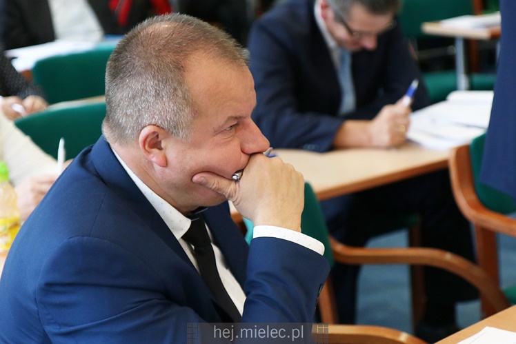 Wyjątkowa sesja Rady Miejskiej na fotografiach: od uroczystości po kulisy