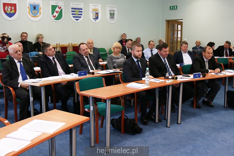 Wyjątkowa sesja Rady Miejskiej na fotografiach: od uroczystości po kulisy