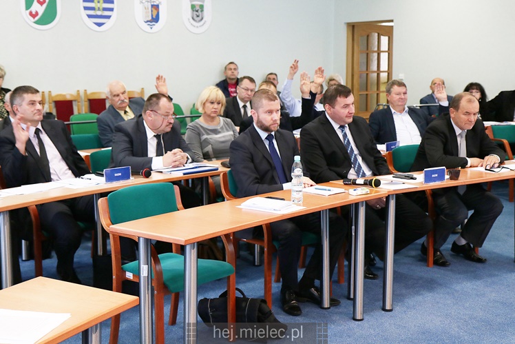 Wyjątkowa sesja Rady Miejskiej na fotografiach: od uroczystości po kulisy