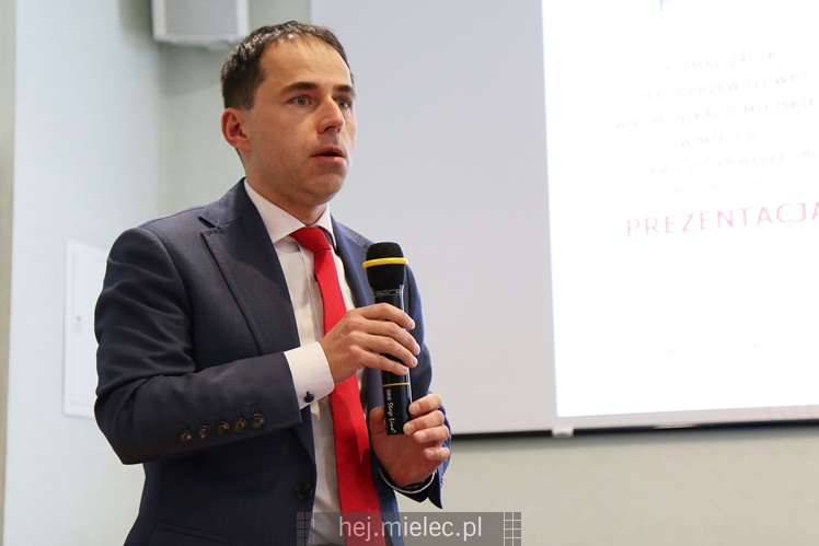 Wyjątkowa sesja Rady Miejskiej na fotografiach: od uroczystości po kulisy