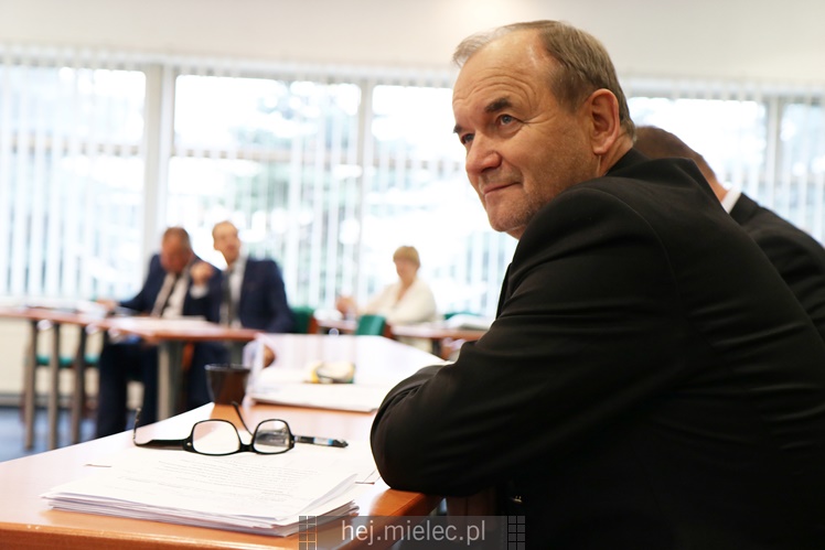 Wyjątkowa sesja Rady Miejskiej na fotografiach: od uroczystości po kulisy