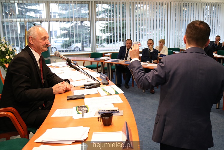 Wyjątkowa sesja Rady Miejskiej na fotografiach: od uroczystości po kulisy