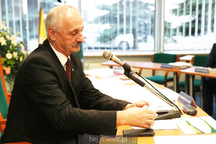 Wyjątkowa sesja Rady Miejskiej na fotografiach: od uroczystości po kulisy