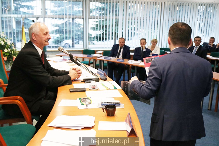 Wyjątkowa sesja Rady Miejskiej na fotografiach: od uroczystości po kulisy