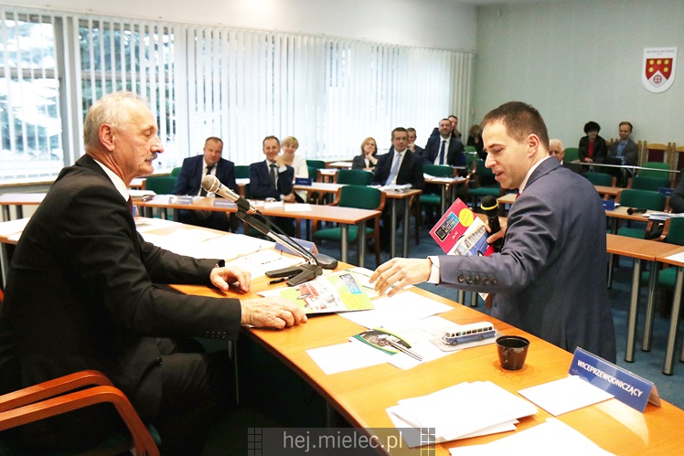 Wyjątkowa sesja Rady Miejskiej na fotografiach: od uroczystości po kulisy