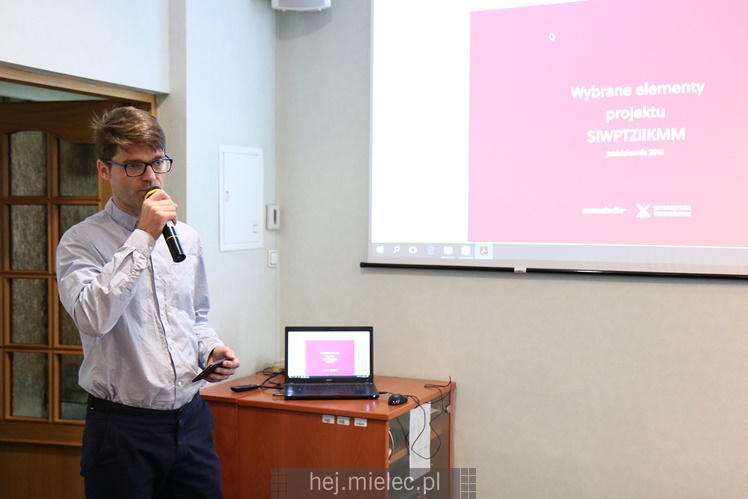 Wyjątkowa sesja Rady Miejskiej na fotografiach: od uroczystości po kulisy