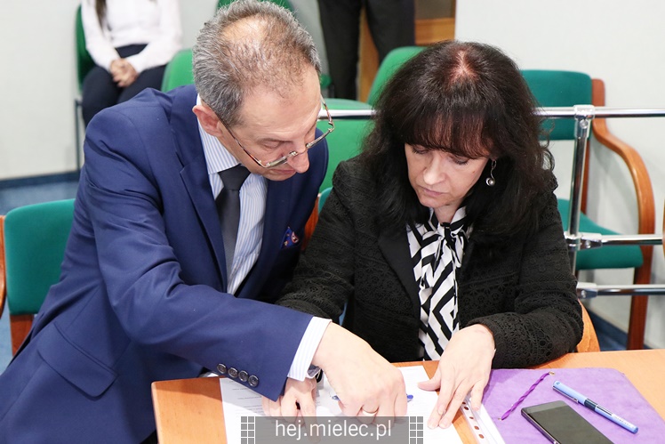 Wyjątkowa sesja Rady Miejskiej na fotografiach: od uroczystości po kulisy