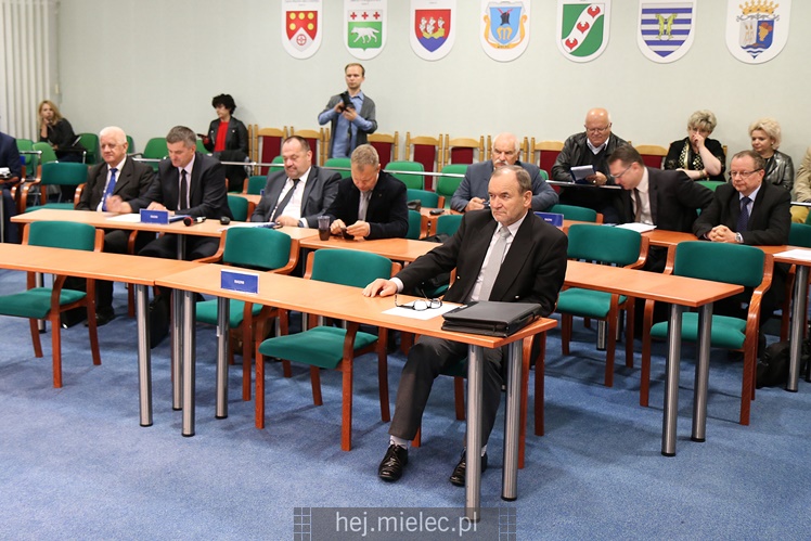 Wyjątkowa sesja Rady Miejskiej na fotografiach: od uroczystości po kulisy