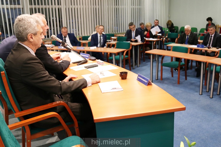 Wyjątkowa sesja Rady Miejskiej na fotografiach: od uroczystości po kulisy