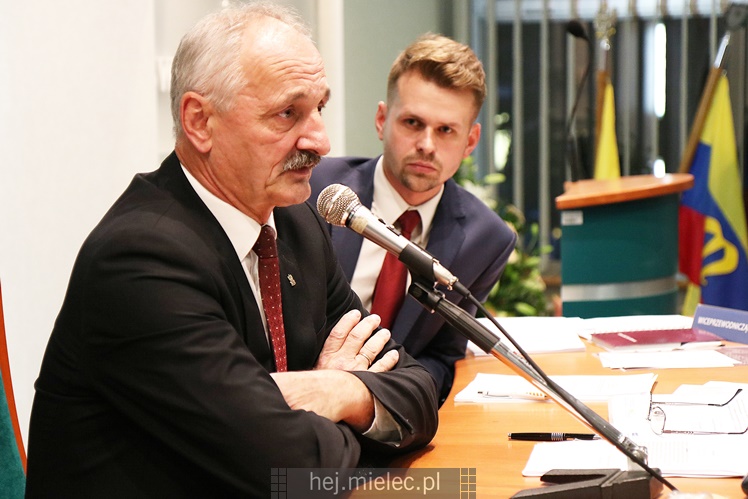 Wyjątkowa sesja Rady Miejskiej na fotografiach: od uroczystości po kulisy