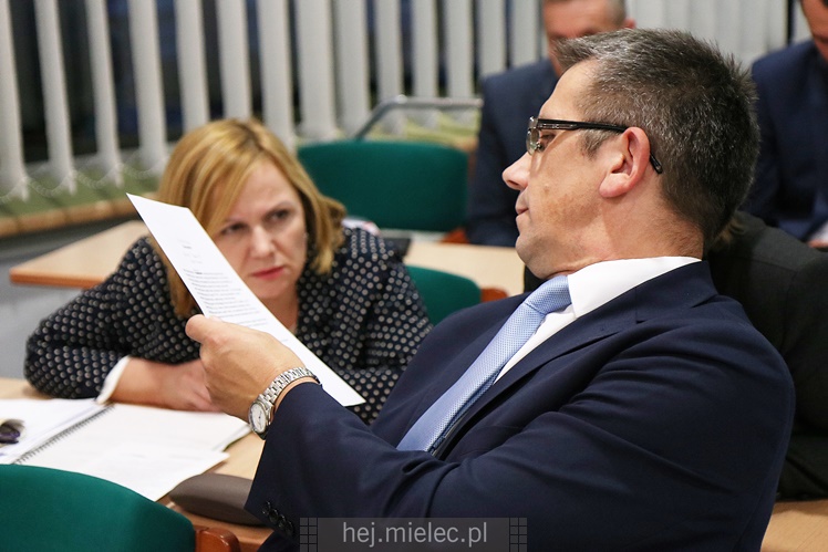 Wyjątkowa sesja Rady Miejskiej na fotografiach: od uroczystości po kulisy