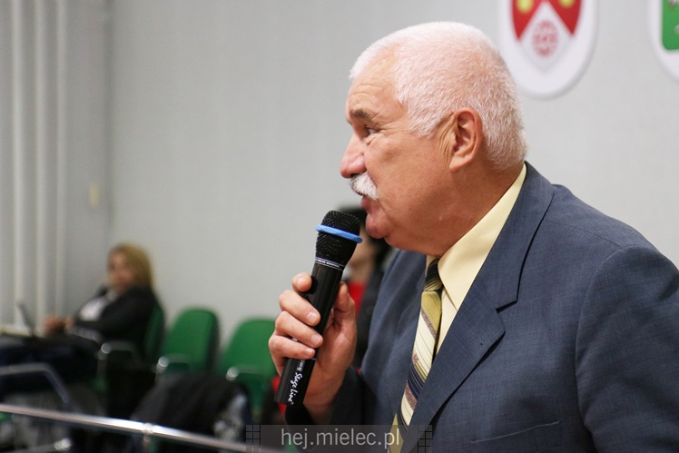 Wyjątkowa sesja Rady Miejskiej na fotografiach: od uroczystości po kulisy