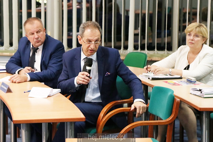 Wyjątkowa sesja Rady Miejskiej na fotografiach: od uroczystości po kulisy