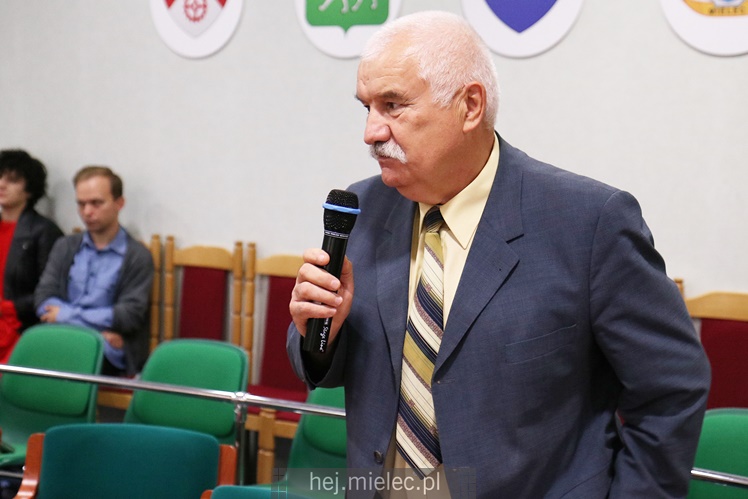 Wyjątkowa sesja Rady Miejskiej na fotografiach: od uroczystości po kulisy