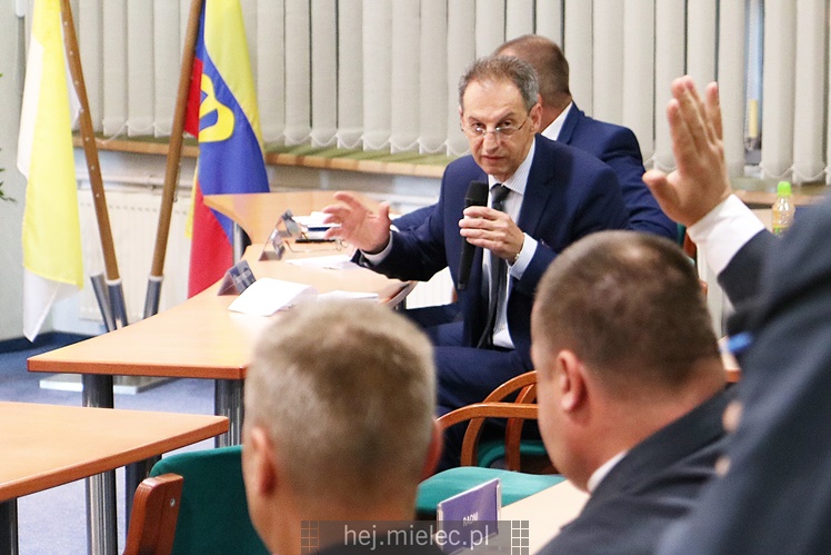 Wyjątkowa sesja Rady Miejskiej na fotografiach: od uroczystości po kulisy