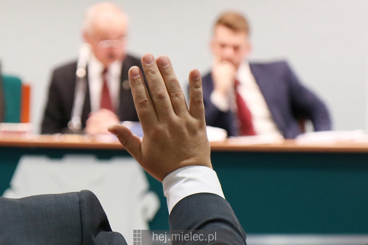 Wyjątkowa sesja Rady Miejskiej na fotografiach: od uroczystości po kulisy