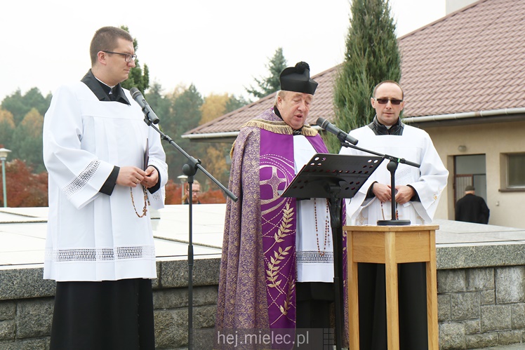 Spokojna uroczystość Wszystkich Świętych w Mielcu. Na cmentarzach tłumy, na drogach korki