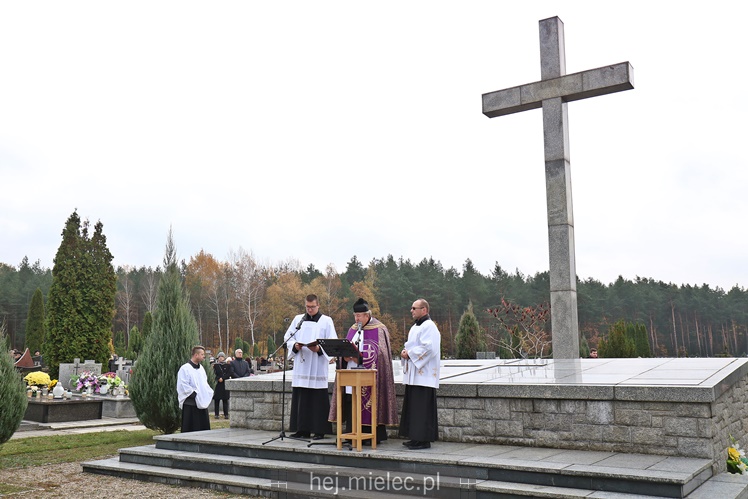 Spokojna uroczystość Wszystkich Świętych w Mielcu. Na cmentarzach tłumy, na drogach korki