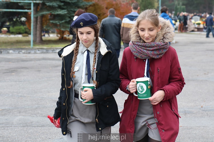 Spokojna uroczystość Wszystkich Świętych w Mielcu. Na cmentarzach tłumy, na drogach korki