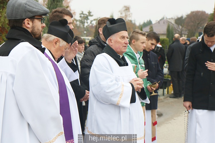Spokojna uroczystość Wszystkich Świętych w Mielcu. Na cmentarzach tłumy, na drogach korki