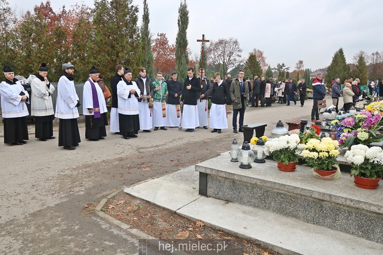 Spokojna uroczystość Wszystkich Świętych w Mielcu. Na cmentarzach tłumy, na drogach korki