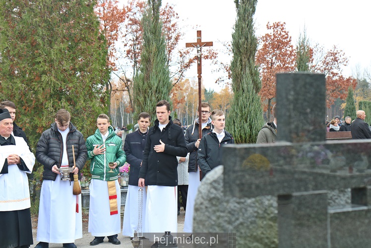 Spokojna uroczystość Wszystkich Świętych w Mielcu. Na cmentarzach tłumy, na drogach korki