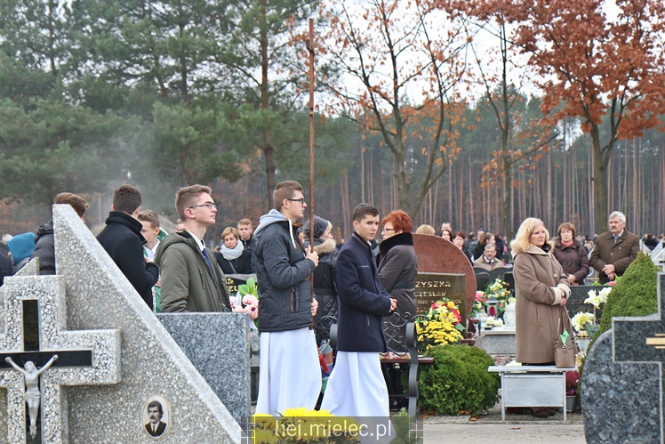 Spokojna uroczystość Wszystkich Świętych w Mielcu. Na cmentarzach tłumy, na drogach korki