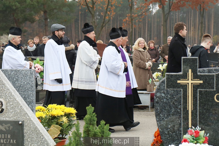 Spokojna uroczystość Wszystkich Świętych w Mielcu. Na cmentarzach tłumy, na drogach korki