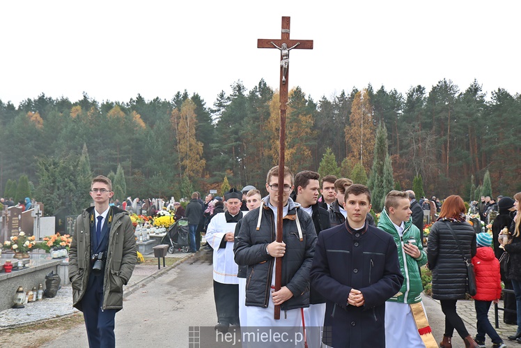 Spokojna uroczystość Wszystkich Świętych w Mielcu. Na cmentarzach tłumy, na drogach korki