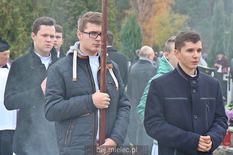 Spokojna uroczystość Wszystkich Świętych w Mielcu. Na cmentarzach tłumy, na drogach korki
