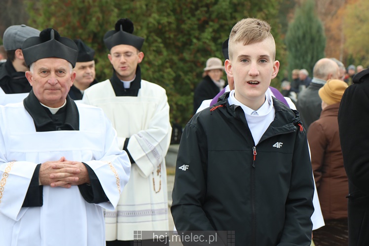 Spokojna uroczystość Wszystkich Świętych w Mielcu. Na cmentarzach tłumy, na drogach korki
