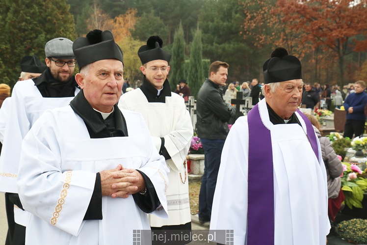Spokojna uroczystość Wszystkich Świętych w Mielcu. Na cmentarzach tłumy, na drogach korki