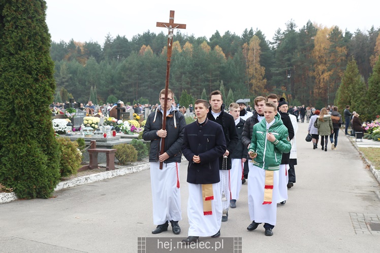 Spokojna uroczystość Wszystkich Świętych w Mielcu. Na cmentarzach tłumy, na drogach korki