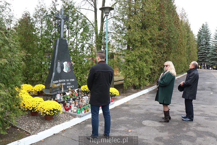 Spokojna uroczystość Wszystkich Świętych w Mielcu. Na cmentarzach tłumy, na drogach korki