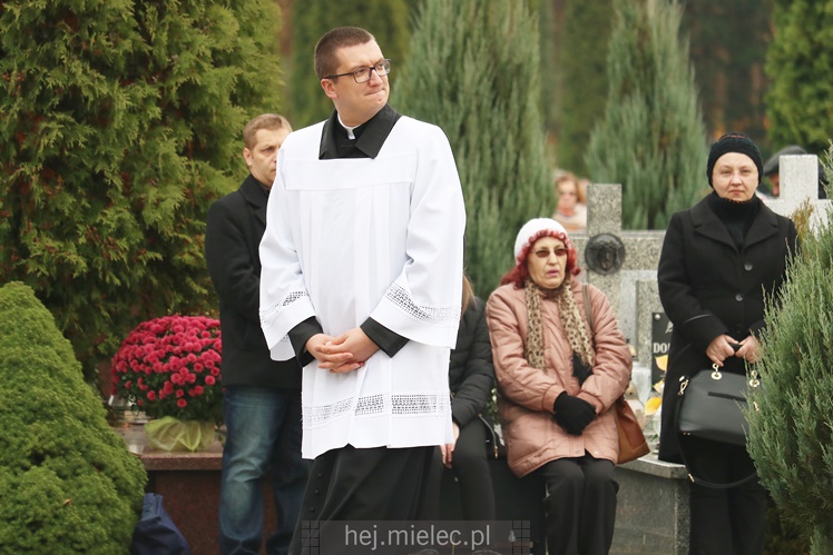 Spokojna uroczystość Wszystkich Świętych w Mielcu. Na cmentarzach tłumy, na drogach korki