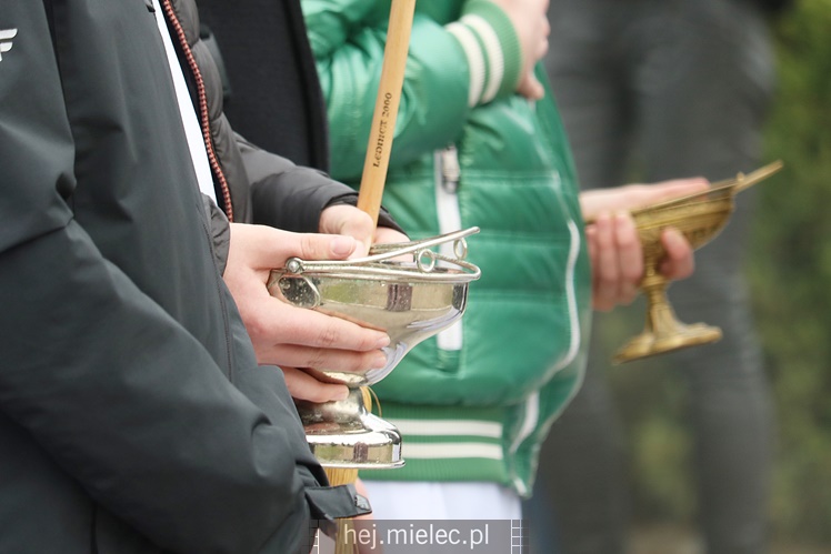 Spokojna uroczystość Wszystkich Świętych w Mielcu. Na cmentarzach tłumy, na drogach korki