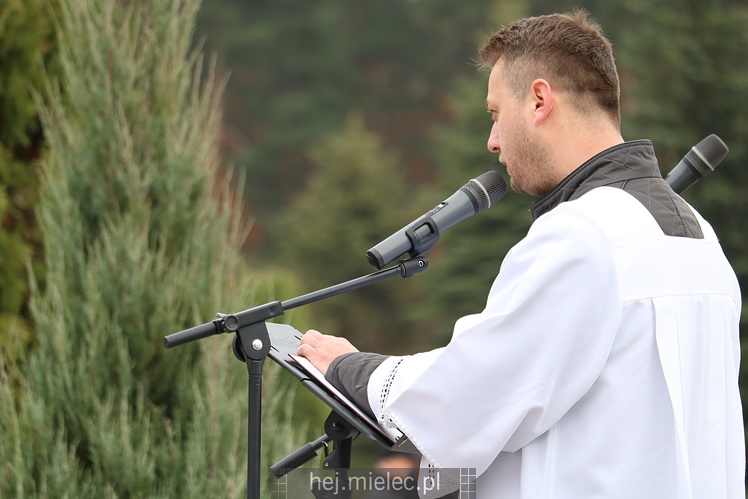 Spokojna uroczystość Wszystkich Świętych w Mielcu. Na cmentarzach tłumy, na drogach korki