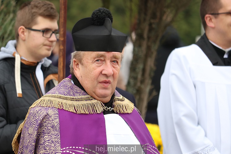 Spokojna uroczystość Wszystkich Świętych w Mielcu. Na cmentarzach tłumy, na drogach korki