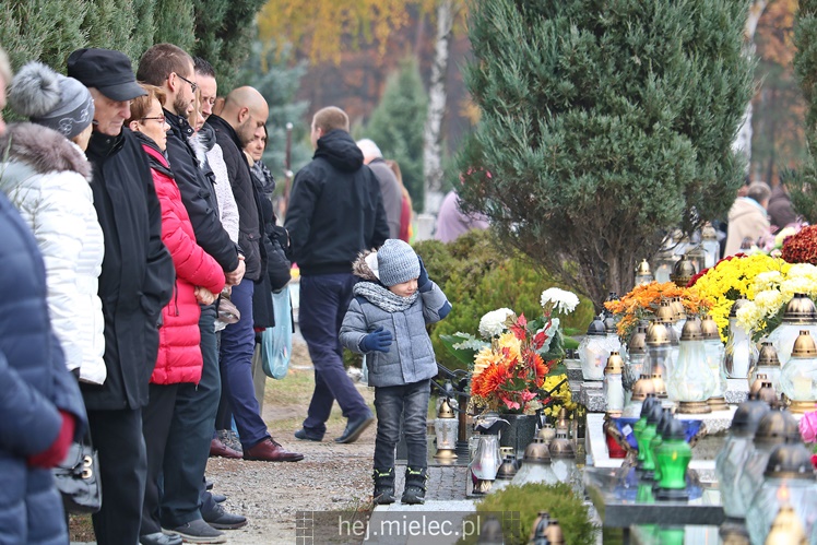 Spokojna uroczystość Wszystkich Świętych w Mielcu. Na cmentarzach tłumy, na drogach korki